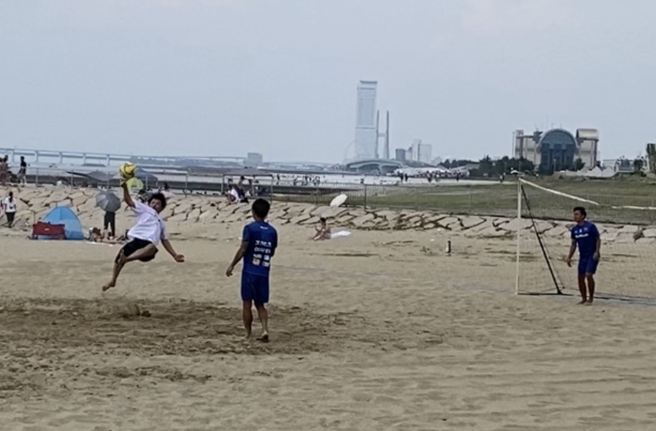 ビーチサッカーで全力プレーする様子